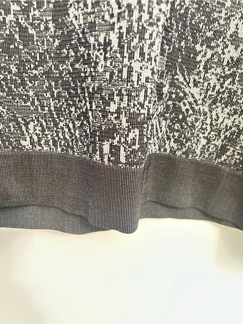 Lululemon Swiftly Breathe Relaxed Fit Top Size 12. Black and White design. - Picture 4 of 6